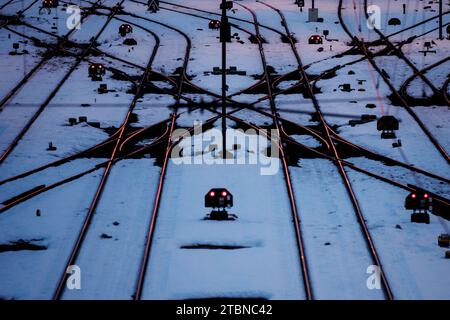 München, Deutschland. Dezember 2023. Rote Signale sind an den Punkten an den verschneiten Weichen in den Gleisen vor dem Münchner Hauptbahnhof zu sehen. Die Deutsche Zugführergewerkschaft (GDL) hatte einen weiteren 24-Stunden-Warnstreik bei der Deutschen Bahn AG gefordert. Quelle: Matthias Balk/dpa/Alamy Live News Stockfoto