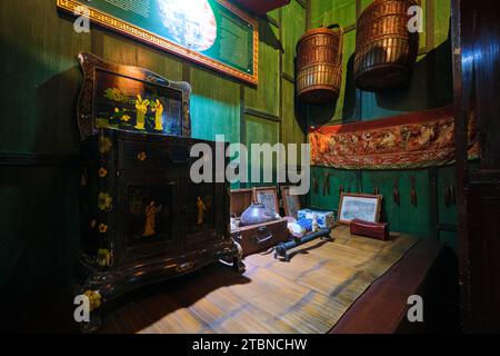 Eine Ausstellung einer typischen chinesischen Coolie-Wohnung mit Opiumpfeife. Im Thai Labor Museum in Bangkok, Thailand. Stockfoto