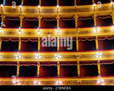 Sitzplätze im Teatro Massimo Vittorio Emanuele Opernhaus - Palermo, Italien Stockfoto