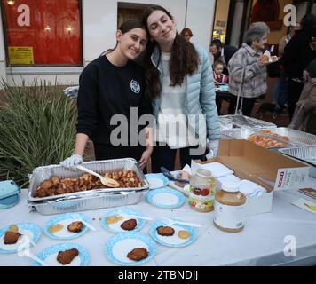 Santa Barbara, Kalifornien, USA, 7. Dezember 2023. Chabad von Santa Barbara sponserte am 7. Dezember eine First-Night-Community Chanukah Candle-Beleuchtung auf der State Street in der Innenstadt von Santa Barbara. Zwei Freiwillige servieren kostenlose Kartoffelpfannkuchen und Apfelsauce, eine traditionelle jüdische Leckerei. (Kreditbild: © Amy Katz/ZUMA Press Wire) NUR REDAKTIONELLE VERWENDUNG! Nicht für kommerzielle ZWECKE! Stockfoto