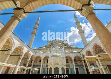 Neue Moschee, Yeni Cami von Istanbul, Türkei. Am Goldenen Horn am südlichen Ende der Galata-Brücke gelegen, markiert es einen historischen Übergang von Stockfoto