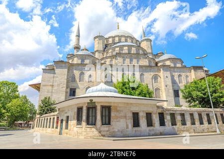 Neue Moschee, Yeni Cami von Istanbul, Türkei. Am Goldenen Horn am südlichen Ende der Galata-Brücke gelegen, markiert es einen historischen Übergang von Stockfoto