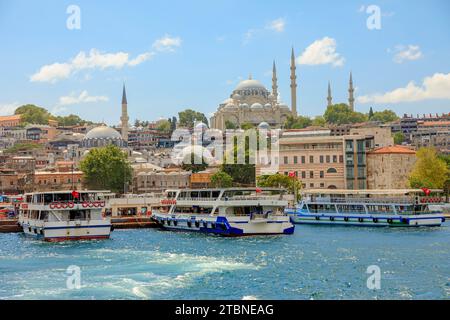 Suleymaniye-Moschee in Istanbul. Große osmanische Kaisermoschee, entworfen von Mimar Sinan. In Auftrag gegeben von Suleiman the Magnificent in den 1500er Jahren Enthält Stockfoto