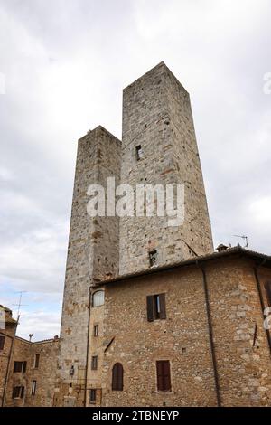 Die Salvucci Towers, auch Twin Towers genannt, in der Altstadt von San Gimignano, Toskana, Italien Stockfoto