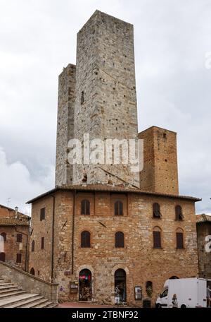 San Gimignano, Italien – 17. September 2022: Die Salvucci Towers, auch Twin Towers genannt, in der Altstadt von San Gimignano, Toskana Stockfoto