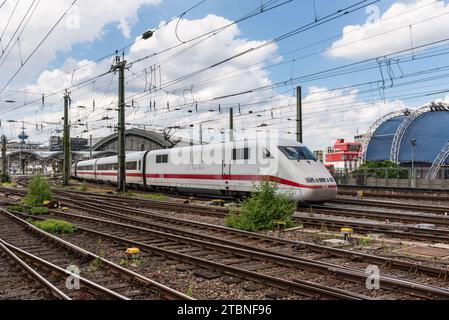 Köln (Köln), Deutschland - 11. Juni 2022: Rückansicht des Kölner Hauptbahnhofs mit Stahlkonstruktion, Bahngleis und Hochgeschwindigkeitszug ICE Stockfoto
