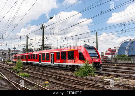 Köln (Köln), Deutschland - 11. Juni 2022: Rückansicht des Kölner Hauptbahnhofs mit Stahlkonstruktion, Bahngleis und Regionalbahn Stockfoto