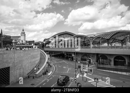 Köln (Köln), Deutschland - 11. Juni 2022: Blick auf den Kölner Hauptbahnhof in Nordrhein-Westfalen. Schwarzweiß-Fotografie. Stockfoto