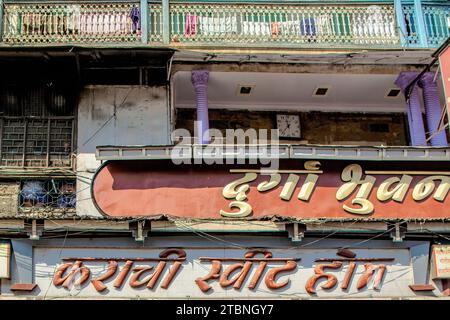 01 12 2007 Vintage Art Deco Schriftschild - Old House - Pune Maharashtra - INDIEN Asien. Stockfoto