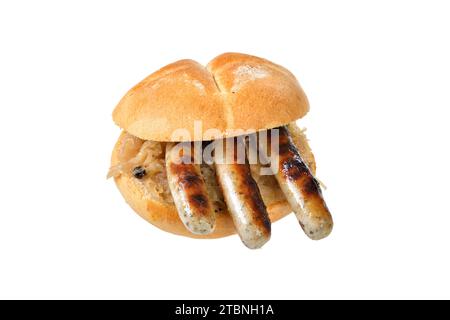 Bayerisches Street Food, drei gegrillte Nürnberger Würstchen auf Sauerkraut serviert in einem frischen Brötchen Stockfoto