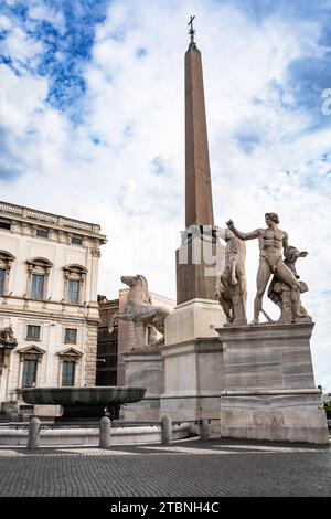 Monumentaler Brunnen des Dioscuri mit einem altägyptischen Obelisken darüber auf der Piazza del Quirinale in Rom, Italien Stockfoto