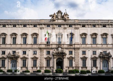 Das Gebäude heißt Palazzo della Consulta im Zentrum von Rom am sonnigen Tag auf blauem Himmel Hintergrund Stockfoto