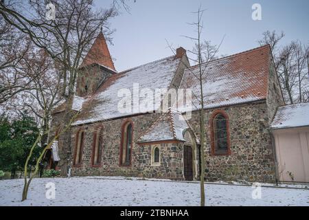 Winter, Schnee, Dorfkirche Britz, Backbergstraße, Neukölln, Berlin, Deutschland Stockfoto