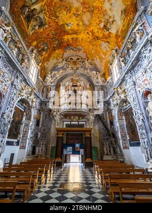 Nebenfassade und Chorloft der prächtigen Barockkirche San Francesco d’Assisi in Mazara del Vallo - Sizilien, Italien Stockfoto