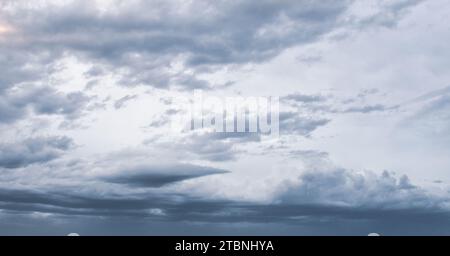 Graue Wolken bedecken den düsteren Himmel Stockfoto