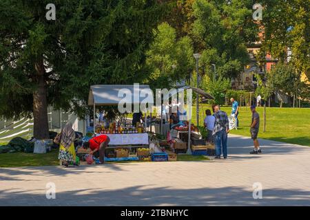 Bihac, Bosnien - 7. September 2023. Marktstände verkaufen frisches Obst und Gemüse, Kräuter und Gurken im Zentrum von Bihac, Kanton Una-Sana, Bosnien Stockfoto