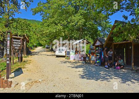 Bihac Municipality, Bosnien - 8. September 2023. Verkaufsstände mit Souvenirs in der Nähe des Strbacki Buk Eingangs zum Una Nationalpark. Kanton Una-Sana Stockfoto