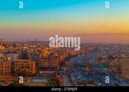 Blick auf Gizeh von oben bei Sonnenaufgang. Gizeh, Ägypten - 16. Oktober 2023. Stockfoto