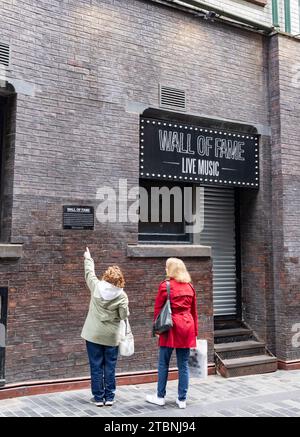 Liverpool, vereinigtes Königreich, 16. Mai 2023 Blick auf die Cavern Wall of Fame vor dem Cavern Pub. Es besteht aus 1801 Ziegeln, in denen Namen eingraviert sind Stockfoto