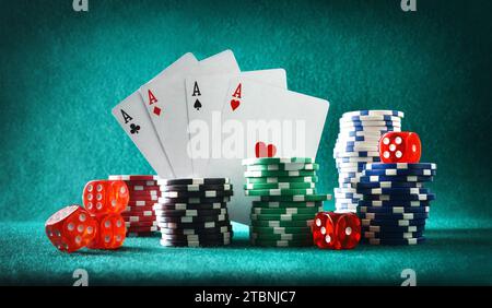 Hintergrund mit Karten Chips und Würfeln für Casino spielen spielen spielen auf grüner Filzmatte und grünem isoliertem Hintergrund. Vorderansicht. Stockfoto