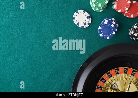 Casino Roulette Hintergrund auf grüner Filzmatte und Wetten Chips in einer Ecke. Draufsicht. Stockfoto