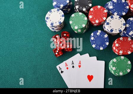 Hintergrund mit Casino Freizeitspiele Karten Chips und Chips für das Spielen auf grüner Filzmatte. Draufsicht. Stockfoto