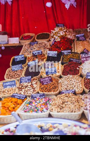 Rosenheim, Deutschland - 03. Dezember 2023: Eine Auswahl an Nüssen und getrockneten Früchten auf dem Rosenheimer Weihnachtsmarkt Stockfoto