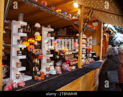 Rosenheim/Deutschland/Bayern-3. Dezember: Stand mit bunten Laternen auf dem Rosenheimer Weihnachtsmarkt Stockfoto