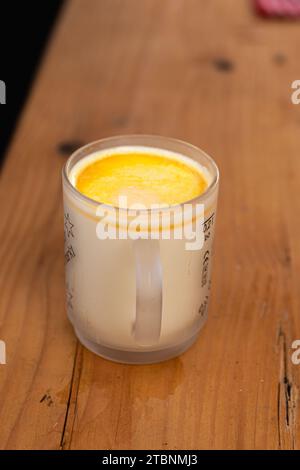 Rosenheim/Deutschland/Bayern-3. Dezember: Ein Glas Eierlikör auf dem Rosenheimer Weihnachtsmarkt Stockfoto