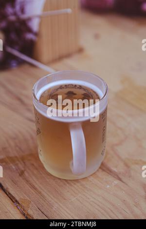 Rosenheim/Deutschland/Bayern-3. Dezember: Ein Glas gebackener Apfelglühwein auf dem Rosenheimer Weihnachtsmarkt Stockfoto