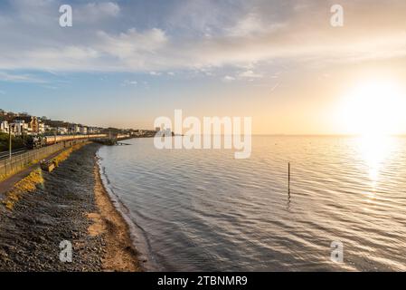 Chalkwell, Southend on Sea, Essex, Großbritannien. Dezember 2023. Von Southend on Sea nach Winchester fährt ein Spezialzug, der vom Ausflugsunternehmen Steam Dreams betrieben wird und von der LMS Stanier Class 5 4-6-0 „Black Five“ 45231 mit dem Namen Sherwood Forester gefahren wird. 45231 wurde 1936 erbaut und diente bis 1968 bei British Railways. Die Strecke führte den Zug auf den C2C-Linien entlang der Themse hier in Chalkwell Stockfoto