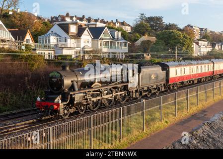 Chalkwell, Southend on Sea, Essex, Großbritannien. Dezember 2023. Von Southend on Sea nach Winchester fährt ein Spezialzug, der vom Ausflugsunternehmen Steam Dreams betrieben wird und von der LMS Stanier Class 5 4-6-0 „Black Five“ 45231 mit dem Namen Sherwood Forester gefahren wird. 45231 wurde 1936 erbaut und diente bis 1968 bei British Railways. Die Strecke führte den Zug auf den C2C-Linien entlang der Themse hier in Chalkwell Stockfoto