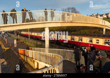 Chalkwell, Southend on Sea, Essex, Großbritannien. Dezember 2023. Von Southend on Sea nach Winchester fährt ein Spezialzug, der vom Ausflugsunternehmen Steam Dreams betrieben wird und von der LMS Stanier Class 5 4-6-0 „Black Five“ 45231 mit dem Namen Sherwood Forester gefahren wird. 45231 wurde 1936 erbaut und diente bis 1968 bei British Railways. Die Strecke führte den Zug auf den C2C-Linien entlang der Themse hier in Chalkwell Stockfoto