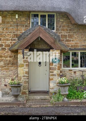 Fassade des Old Bakehouse, ein Strohhaus aus Stein im Dorf Abthorpe, Northamptonshire, Großbritannien Stockfoto