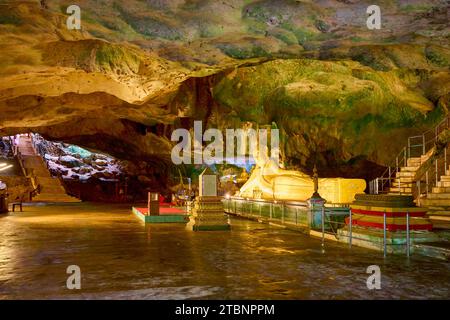 Phuket Thailand, 29. Mai 2023. Buddha-Tempel in einer Höhle gebaut, Bilder von innen. Stockfoto