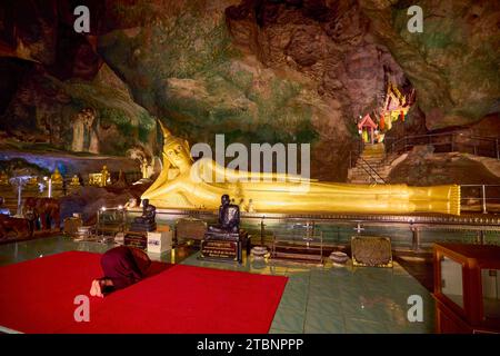 Phuket Thailand, 29. Mai 2023. Buddha-Tempel in einer Höhle gebaut, Bilder von innen. Stockfoto