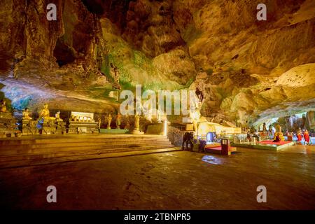 Phuket Thailand, 29. Mai 2023. Buddha-Tempel in einer Höhle gebaut, Bilder von innen. Stockfoto