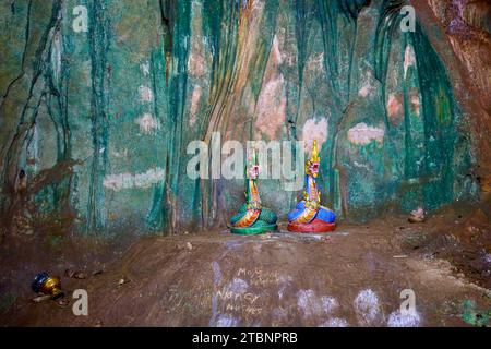 Phuket Thailand, 29. Mai 2023. Buddha-Tempel in einer Höhle gebaut, Bilder von innen. Stockfoto