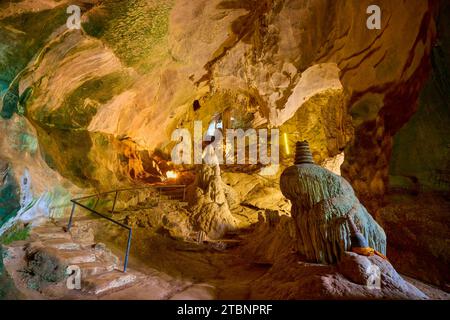 Phuket Thailand, 29. Mai 2023. Buddha-Tempel in einer Höhle gebaut, Bilder von innen. Stockfoto