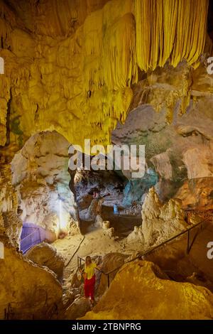 Phuket Thailand, 29. Mai 2023. Buddha-Tempel in einer Höhle gebaut, Bilder von innen. Stockfoto