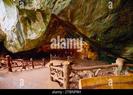 Phuket Thailand, 29. Mai 2023. Buddha-Tempel in einer Höhle gebaut, Bilder von innen. Stockfoto