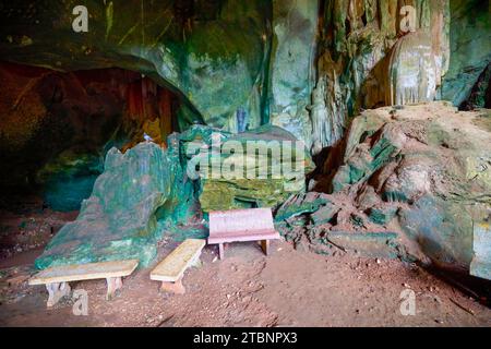 Phuket Thailand, 29. Mai 2023. Buddha-Tempel in einer Höhle gebaut, Bilder von innen. Stockfoto