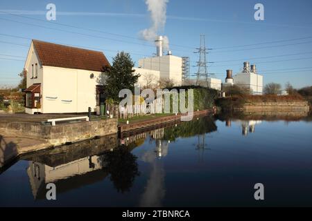 Das 350 Millionen Pfund teure, 840 MW schwere Gaskraftwerk Keadby 2 neben dem Stainforth & Keadby Canal in North Lincolnshire, Großbritannien. Stockfoto