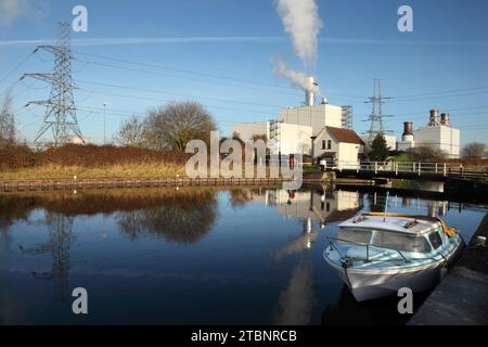 Das 350 Millionen Pfund teure, 840 MW schwere Gaskraftwerk Keadby 2 neben dem Stainforth & Keadby Canal in North Lincolnshire, Großbritannien. Stockfoto