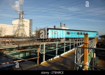 Der Dieseltriebwagen der Klasse 153 überquert den Stainforth & Keadby-Kanal mit dem Inspektionsservice „Doncaster – Doncaster“ vom 12/23. Juni 1009 Stockfoto