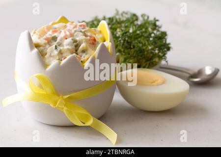 Gemüsesalat mit Mayonnaise in Eierschalenform, Ei und Kresse, osternahrungskonzept Stockfoto