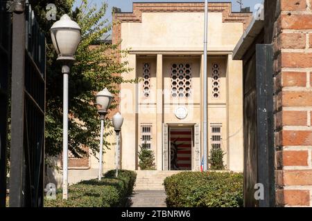 Nahaufnahme des Haupteingangs zur ehemaligen US-Botschaft in Teheran, heute bekannt als den of Spionage Museum Stockfoto