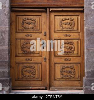 Alte Holztür mit Schnitzereien Stockfoto