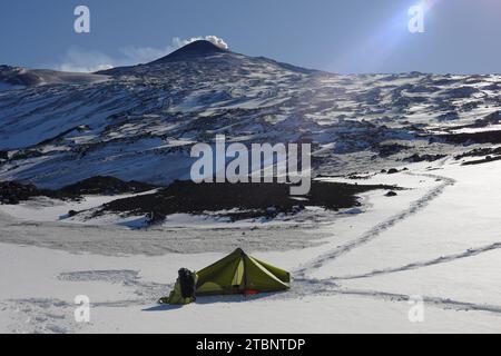 Wilde Camping unterhalb des Ätna Nord-Ost-Kraters im Winter, Piano Provenzana, Sizilien, Italien Stockfoto