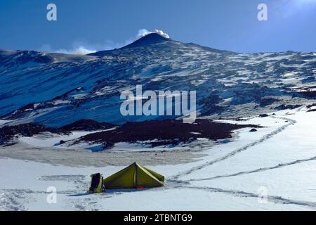 Wilde Camping unterhalb des Ätna Nord-Ost-Kraters im Winter, Piano Provenzana, Sizilien, Italien Stockfoto